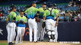 ▲富邦悍將先發投手江少慶單局掉7分。（圖／記者劉彥池攝影）