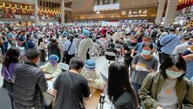 疫情燒不停　北車接種站假日人潮多（3）本土疫情持續延燒擴大，台北車站疫苗接種站23日仍有大批民眾前往排隊等待施打疫苗，讓車站大廳繞了一圈又一圈的人潮，醫護人員忙碌不已。中央社記者王飛華攝  111年4月23日