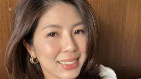 李怡貞分享，她父親傳訊息給她，稱只要一碗煮沸的濃大蒜水就能治好新冠病毒，訊息還要她轉發，讓她傻眼。（圖／翻攝自女人大律師李怡貞粉專）