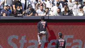 ▲史卓（Myles Straw）爆氣爬上牆與球迷對罵。（圖／路透社／達志影像）