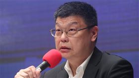 違規施工釀擦撞　台鐵：終止合約列黑名單台鐵太魯閣號事故未滿月，24日台鐵宜蘭工務段又發生廠商違反施工安全規定導致擦撞事件。台鐵局長杜微（圖）25日在行政院記者會中表示，除依契約開罰廠商新台幣30萬元以外，也會終止跟該廠商的合約，並列為黑名單。中央社記者吳家昇攝  110年4月25日