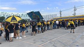 新／廖老大車聚人車擠爆　爆乳妹辣翻（圖／翻攝畫面）