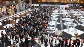 疫情延燒　北車疫苗接種站大排長龍（2）國內COVID-19（2019冠狀病毒疾病）疫情延燒，本土確診人數持續上升，也帶動疫苗打氣，許多民眾24日午後前往台北車站疫苗接種站，排隊等待施打疫苗。中央社記者鄭清元攝  111年4月24日