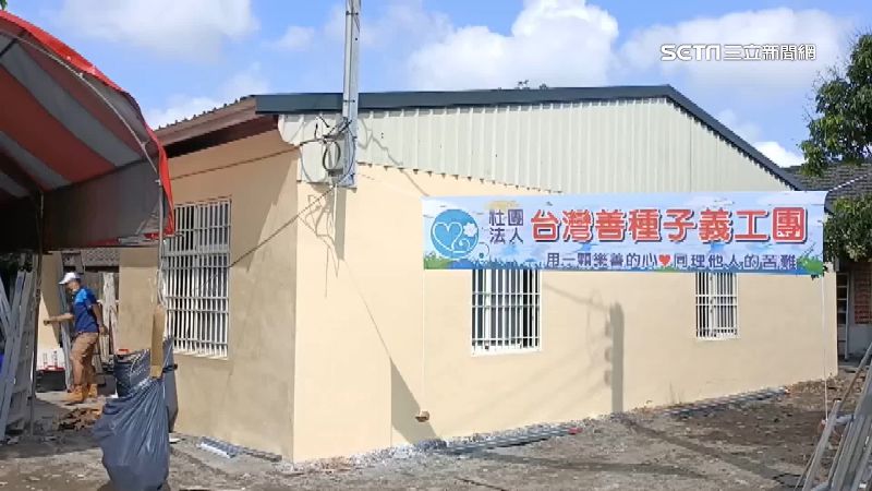 弱勢父子家遭火災　義工團冒雨助重建