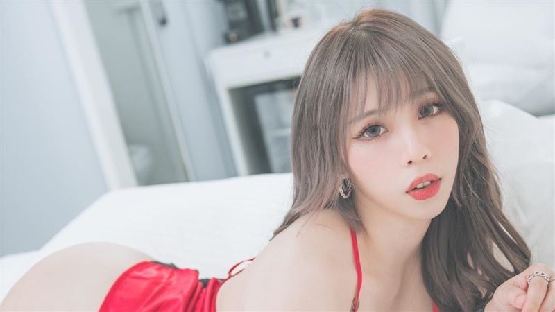 全裸趴床私密照流出　國民表姊洩春光