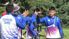 安塔利亞射箭世界盃  台灣男團將爭金（2）以東京奧運男團銀牌為班底的台灣男子反曲弓代表隊，由「湯包」湯智鈞（右）掛帥，前進2022安塔利亞射箭世界盃賽事，除男團將與義大利爭金，湯智鈞在個人賽也名列第一。（劉展明提供）中央社記者龍柏安傳真  111年4月21日