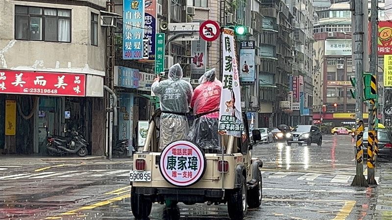 初選前衝刺！王定宇陪康家瑋車掃