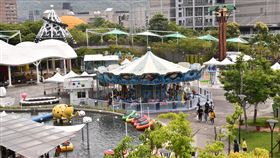 疫情燒不停　北市兒童新樂園人潮減少（1）國內24日再新增5092例COVID-19本土病例，其中台北市新增1027例確診，台北市立兒童新樂園假日遊玩人潮明顯減少。中央社記者趙世勳攝　111年4月24日