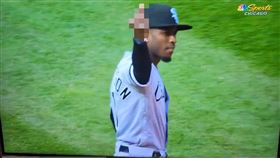 ▲安德森（Tim Anderson）被鏡頭捕捉到對球迷比中指。（圖／翻攝自推特）