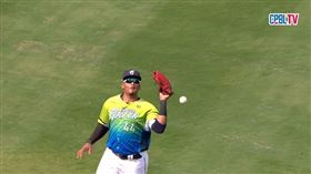 ▲悍將洋砲霸帝士5下發生離譜接球失誤。（圖／擷取自CPBL TV）