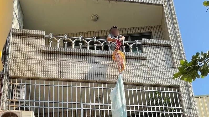 不用丟鑰匙！客取餐秒招　外送員跪了