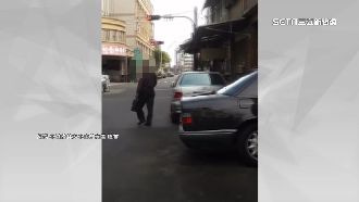 男發紅包講吉祥話　住戶控趁機索財