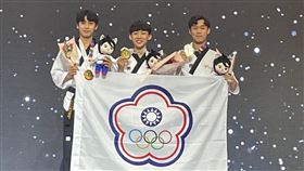 跆拳道品勢世錦賽 台灣隊摘4金（1）在世界跆拳道品勢錦標賽公認品勢男子團體項目30歲以下組，台灣選手葉芃、邱沐恩及張宸帛（右起）擊敗跆拳道強國韓國拿下金牌。（台灣代表隊提供）中央社記者廖禹揚首爾傳真 111年4月24日