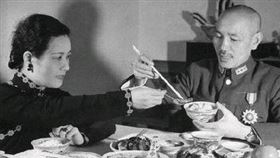 宋美齡有菸癮，但蔣中正選擇包容。（圖／翻攝自維基百科）