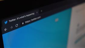 「華爾街日報」報導，億萬富翁、電動車大廠特斯拉執行長馬斯克21日表示他已備妥必要資金後，推特正在重新考慮他的收購提議。（圖／翻攝自Unsplash圖庫）
