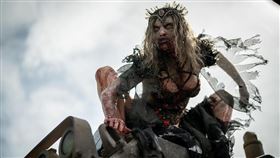 「喪屍皇后」難掩豐滿上圍，成為觀眾焦點之一。（圖／翻攝自athenaperample IG）