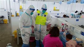 防重症增加  上海方艙醫院改造升級為定點醫院上海近期染疫死亡人數持續上升，為預防COVID-19重症患者增加，官方22日起將多家方艙醫院，改造升級為定點醫院。圖為上海新國際博覽中心方艙醫院一景。（中新社提供）中央社  111年4月22日