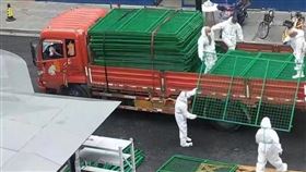 中國搬出鐵柵欄關民眾。(圖/翻攝自《不一樣的帝球人》微博)