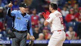 ▲費城人強打舒瓦伯（Kyle Schwarber）不滿主審好球帶，大動作抗議後遭驅逐出場。（圖／美聯社／達志影像）