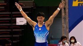 全大運競技體操  唐嘉鴻個人全能2連霸111年全國大專校院運動會競技體操個人全能決賽25日舉行，台師大包辦公開男、女子組金牌，「亞洲貓王」唐嘉鴻（中）完成2連霸。（大會提供）中央社記者黃巧雯傳真  111年4月25日