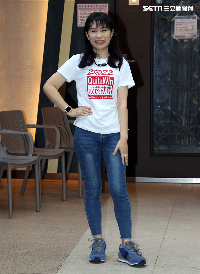 周子寒林森北路條通掃街戒菸催票。（記者邱榮吉/攝影）