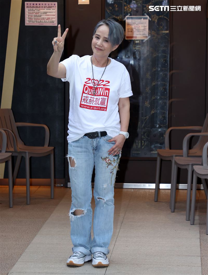 李明依林森北路條通掃街戒菸催票。（記者邱榮吉/攝影）