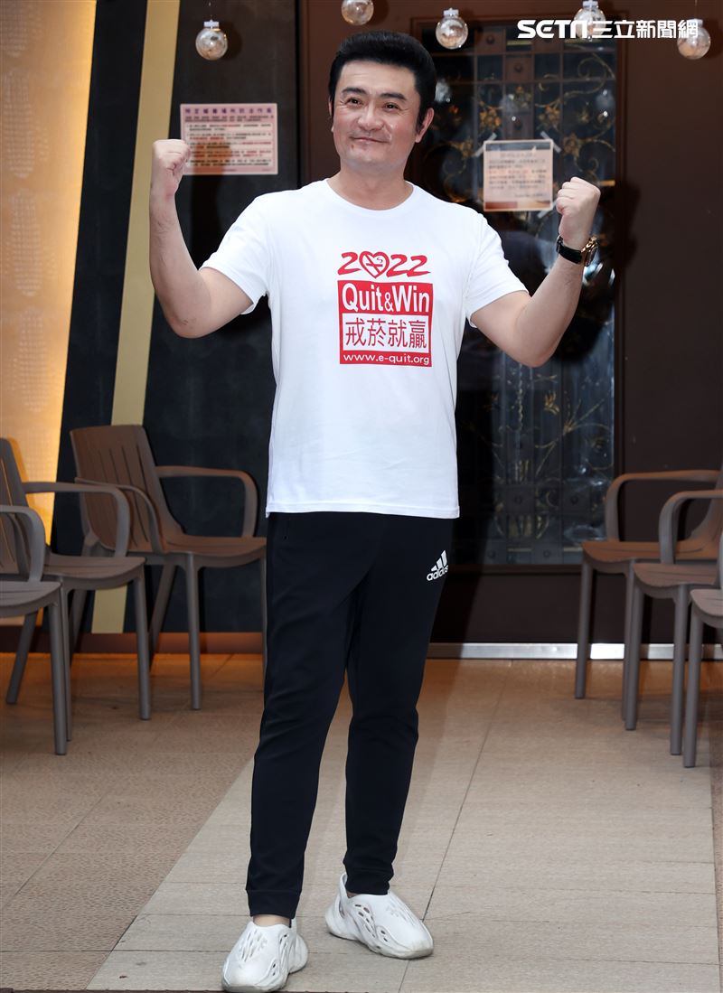 李㼈林森北路條通掃街戒菸催票。（記者邱榮吉/攝影）