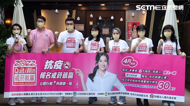 陳淑麗率義工團李明依、周子寒、李㼈、唐玲林森北路條通掃街戒菸催票。（記者邱榮吉/攝影）