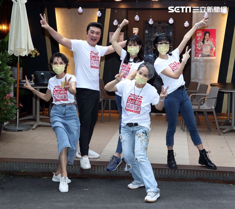 陳淑麗率義工團李明依、周子寒、李㼈、唐玲林森北路條通掃街戒菸催票。（記者邱榮吉/攝影）