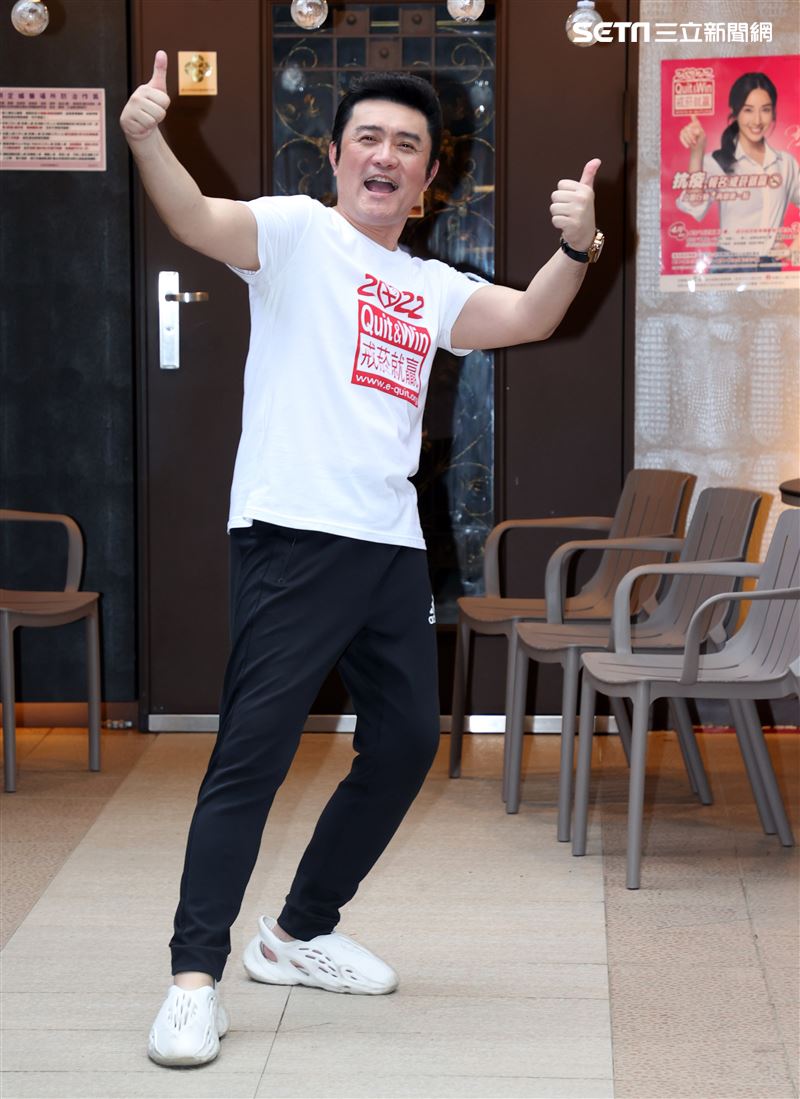 李㼈林森北路條通掃街戒菸催票。（記者邱榮吉/攝影）