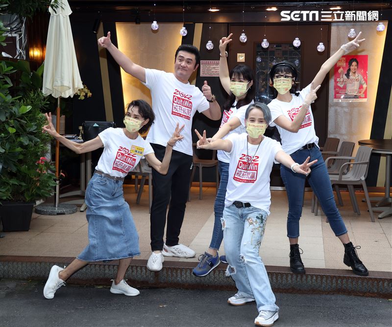 陳淑麗率義工團李明依、周子寒、李㼈、唐玲林森北路條通掃街戒菸催票。（記者邱榮吉/攝影）