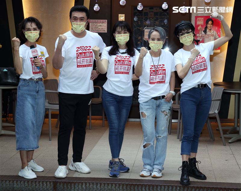 陳淑麗率義工團李明依、周子寒、李㼈、唐玲林森北路條通掃街戒菸催票。（記者邱榮吉/攝影）