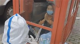 上海封城⋯保母回不去！慘連睡5天電話亭　雙腿蜷曲窩地板（圖／翻攝自人民日報）