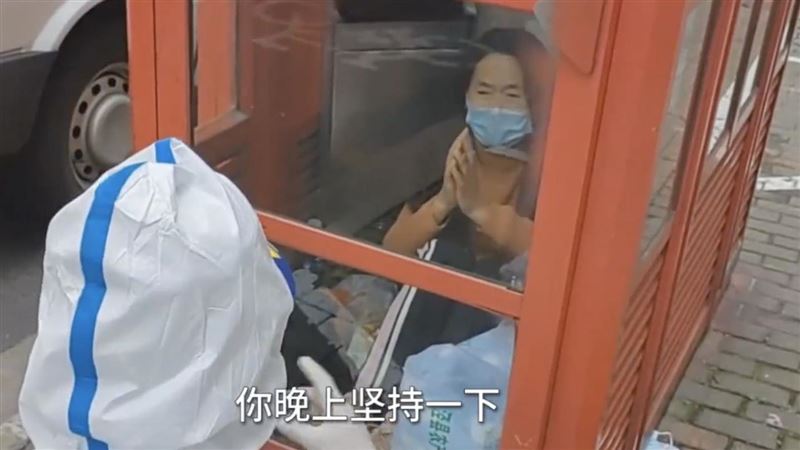 上海封城她回不去！慘連睡5天電話亭