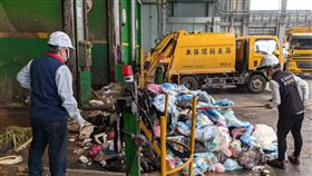 屏東資源回收率創新高  奪環保署銀質獎行政院環保署公布110年度全國執行機關資源回收工作績效考核成績，屏東縣資源回收率56.5%再創歷年新高，在COVID-19疫情嚴峻期間，忙於確診足跡清消的挑戰下仍逆勢成長，奪銀質獎榮譽。（屏東縣政府提供）中央社記者李卉婷傳真  111年4月25日