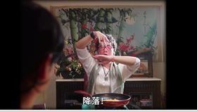 阿翰近來創作一支「算命阿姨 九天玄女之天女散花」影片。（圖／翻攝自阿翰po影片）

