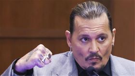 好萊塢「怨偶」強尼戴普（Johnny Depp）與前妻安柏赫德（Amber Heard）。（圖／美聯社／達志影像）