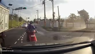 新莊翁違規被撞飛骨折　驚悚畫面曝光