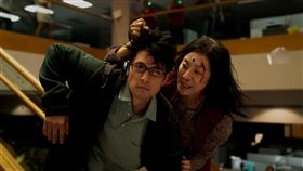 《媽的多重宇宙》岑勇康在浣熊宇宙扮演廚師。（圖／台北双喜電影提供）