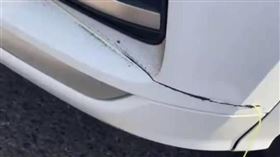 有男子開車聽到巨響，竟是風箏線惹的禍。（圖／翻攝自極目新聞）