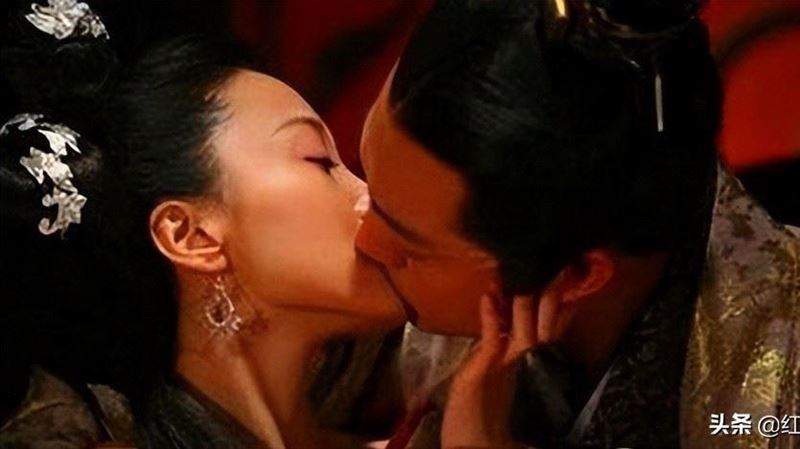 皇帝開棺臨幸亡妻　群臣抱大蒜保命！