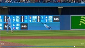 ▲「春天哥」史普林格（George Springer）超狂撲接。（圖／翻攝自MLB官網）