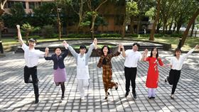 ▲新二代親善大使張庭維(左三)曾經在實習時以專業獲得女病人的肯定。（圖／移民署提供）