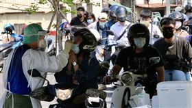 高雄同盟公園篩檢站  民眾採檢免下車（1）國內13日新增744例COVID-19本土個案，創台灣疫情史上新高，其中高雄市新增50例，許多高雄民眾前往同盟公園篩檢站，免下車便可進行採檢。中央社記者董俊志攝  111年4月13日