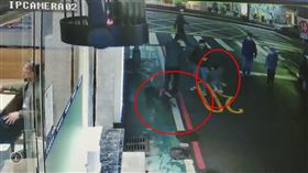 ▲台北市大安區紀姓男子控訴以牽繩牽著黑狗遛狗的楊姓飼主，違反社會秩序維護法縱容動物嚇人，黑狗狂吠，嚇哭他3歲的女兒。警方接獲報案後，依法將飼主送辦。（圖／翻攝畫面）