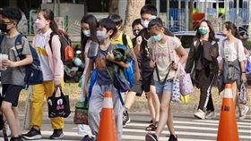 國內兒童疫苗預計5月開打（2）衛生福利部傳染病防治諮詢會預防接種組（ACIP）20日同意施打COVID-19兒童疫苗，最快5月初開打，疫苗整備受矚目。衛福部21日指出，將依專家會議建議，規劃6歲至11歲兒童莫德納疫苗等接種作業，也會督促疫苗供應商配合供貨，靈活調度配撥疫苗。圖為21日高雄市苓雅區國小學童們放學情形。中央社記者董俊志攝  111年4月21日