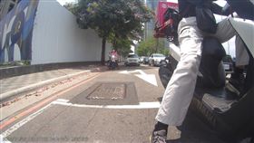 吸血鬼,馬路,機車,躲太陽,樹蔭（圖／翻攝自爆怨2公社）