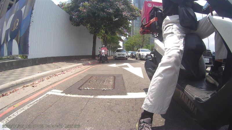 天熱見馬路吸血鬼　網罵：四輪也在躲