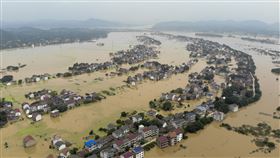 中國近400河流超警戒線  多地被淹中國珠江和長江流域連日暴雨引發洪災，近400條河流超過洪水警戒線，其中湘江多處決堤，湖南、江西、廣西和廣東多地泡在洪水中。圖為7月11日航拍湘江支流?水河兩岸的村莊。（中新社）中央社　108年7月17日