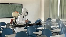 靜宜大學學生確診  全校預防性停課清消靜宜大學13日公告有學生確診，下午全校預防性停課，實施校園及宿舍清潔消毒，暫時關閉該確診學生修課相關教室。（民眾提供）中央社記者趙麗妍傳真  111年4月13日